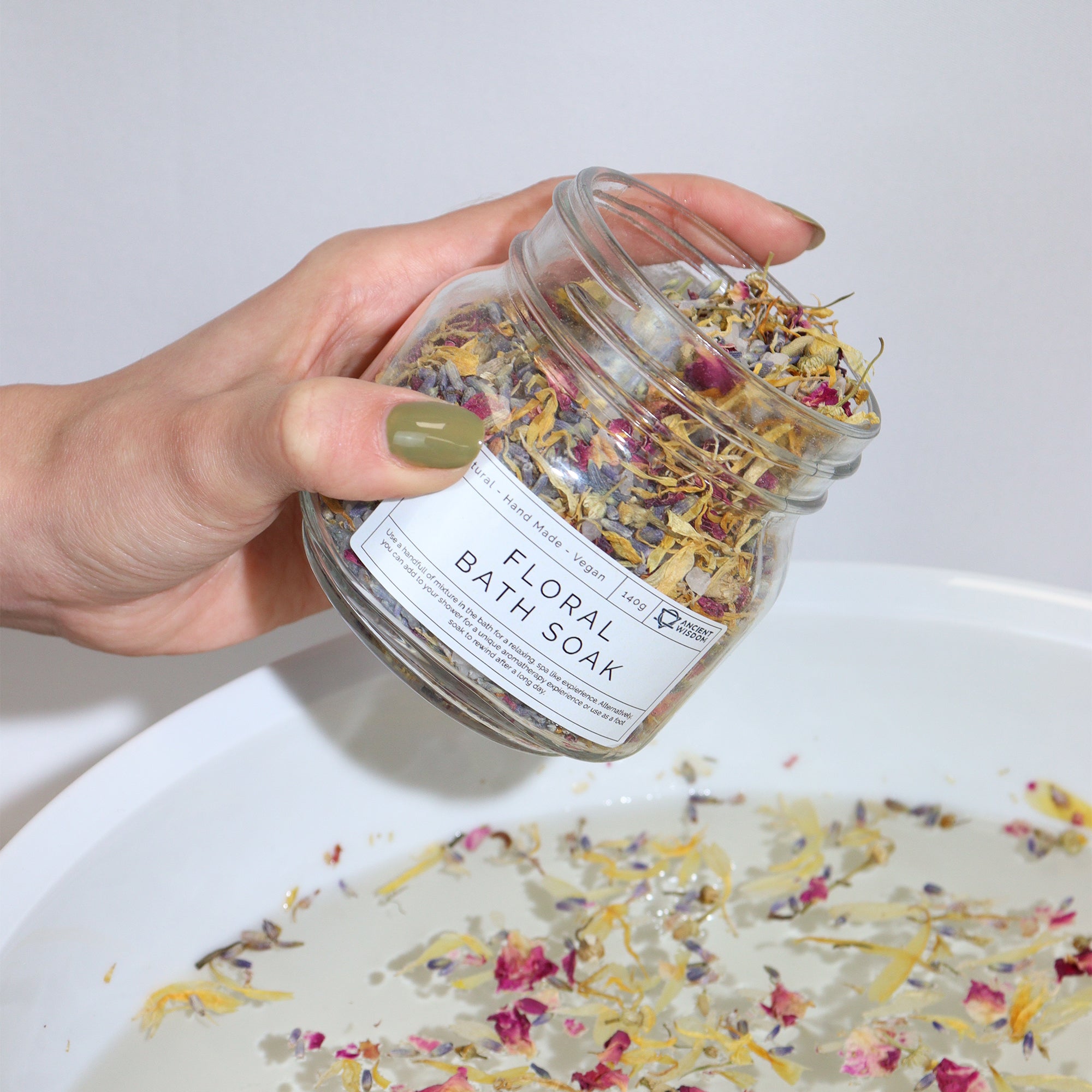 hand pouring Floral Bath Soak - Natural - 140g